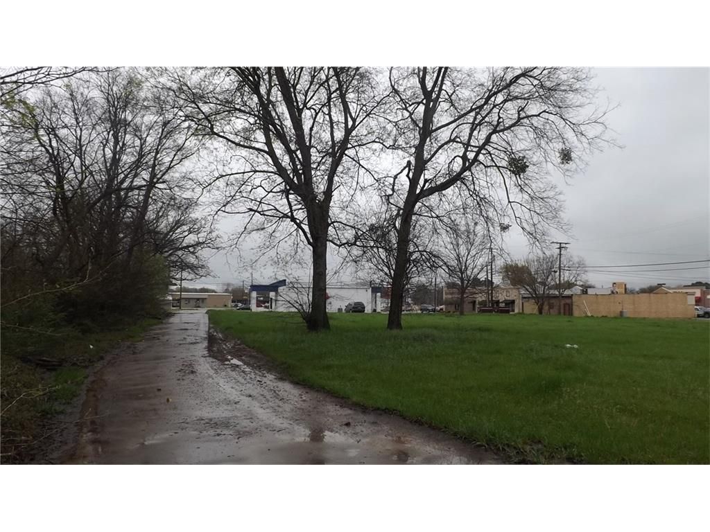 1068 Village Dr, Sulphur Springs, TX 75482
